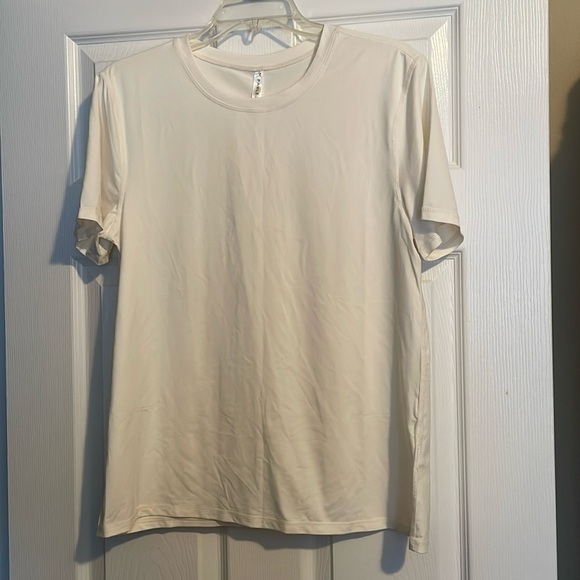 Fabletics Phoenix Lite NWT women’s off white short sleeve workout t-shirt - Picture 1 of 7